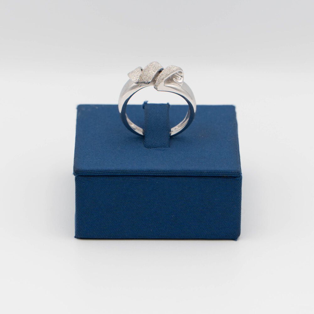 Anello Oro bianco e zirconi 37